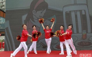 云裳广场阳光舞女孩