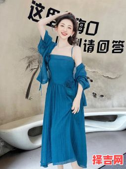 2025年10月20日 水火相生日穿搭:孔雀蓝配正红显戏剧感-第1张图片 2025年10月20日 水火相生日穿搭:孔雀蓝配正红显戏剧感-第1张图片