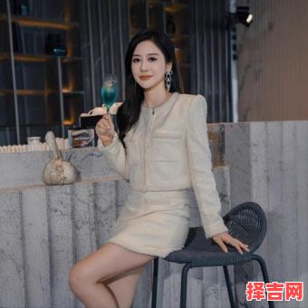 2025年10月22日 金木相生日穿搭:象牙白配墨绿显高级定制感-第1张图片 2025年10月22日 金木相生日穿搭:象牙白配墨绿显高级定制感-第1张图片