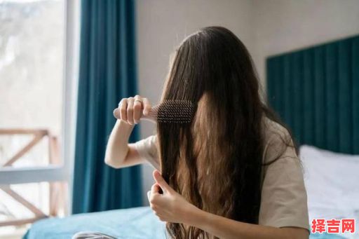 梦见梳自己的头发-第1张图片 梦见梳自己的头发-第1张图片