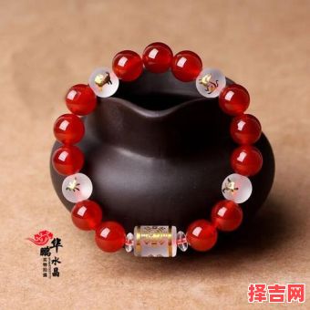 属马2025年乔迁吉日一览及适合佩戴的手串推荐-第1张图片